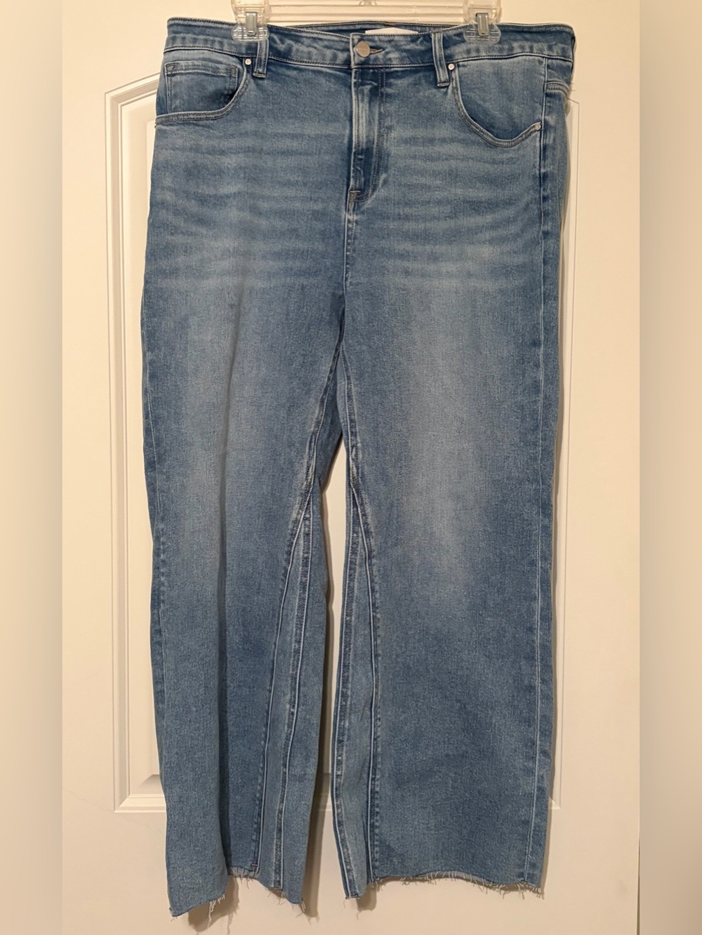 Women's Light Wash Ankle Jeans - Casual Cropped Fit